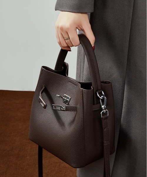 NiiNa(ニーナ)の「【 NiiNa / ニーナ 】高品質牛革2WAYミニバケットショルダーバッグ(ショルダーバッグ・レディース・ブラウン/ダークブラウン/ブラック/グレイッシュベージュ・FREE)」の2枚目の写真