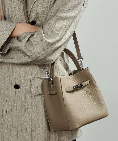 NiiNa(ニーナ)の「【 NiiNa / ニーナ 】高品質牛革2WAYミニバケットショルダーバッグ(ショルダーバッグ・レディース・ブラウン/ダークブラウン/ブラック/グレイッシュベージュ・FREE)」の6枚目の写真
