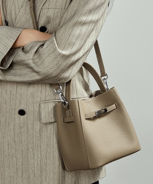 NiiNa(ニーナ)の「【 NiiNa / ニーナ 】高品質牛革2WAYミニバケットショルダーバッグ(ショルダーバッグ・レディース・ブラウン/ダークブラウン/ブラック/グレイッシュベージュ・FREE)」の7枚目の写真