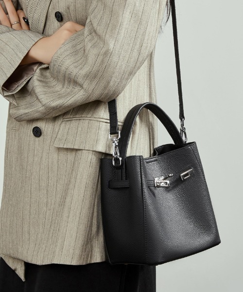 NiiNa(ニーナ)の「【 NiiNa / ニーナ 】高品質牛革2WAYミニバケットショルダーバッグ(ショルダーバッグ・レディース・ブラウン/ダークブラウン/ブラック/グレイッシュベージュ・FREE)」の9枚目の写真