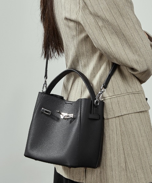 NiiNa(ニーナ)の「【 NiiNa / ニーナ 】高品質牛革2WAYミニバケットショルダーバッグ(ショルダーバッグ・レディース・ブラウン/ダークブラウン/ブラック/グレイッシュベージュ・FREE)」の10枚目の写真