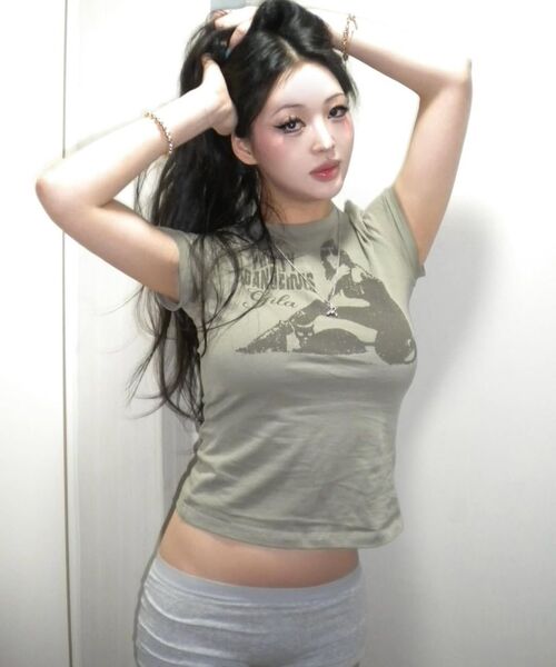 GILAARCHIVE（ギラアーカイブ）の「DANGER GIRL CROP T-SHIRTS_KHAKI（Tシャツ/カットソー・レディース・その他・FREE）」の4枚目の写真