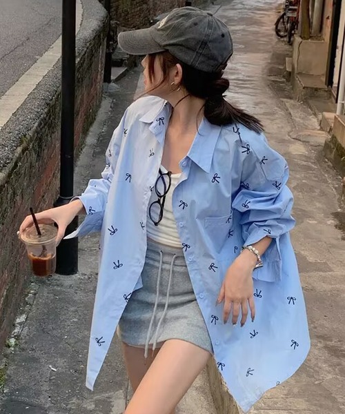 Nia（ニア）の「Nia(ニア)/リボン柄BIGシルエットシャツ（シャツ/ブラウス・レディース・ピンク/ブルー/ホワイト・MEDIUM/SMALL）」の2枚目の写真