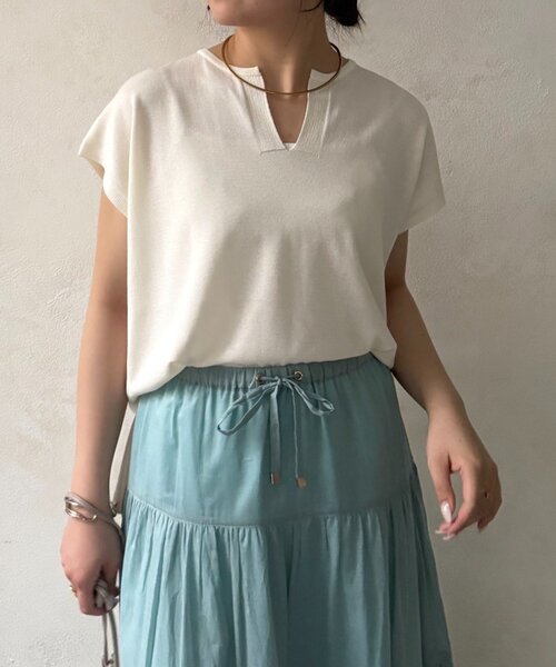 Jena espace merveilleux（ジェナ　エスパスメルヴェイユ）の「キーネックフレンチニット（ニット/セーター・レディース・チャコールグレー/サックスブルー/アイボリー・FREE）」の2枚目の写真