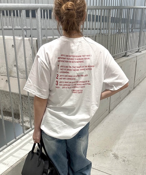 ISOOK(アイスー)の「バックレタリングプリントオーバーTシャツ(chiica select) / レタリング ルーズ丈 ビッグシルエット 英字ロゴ(Tシャツ/カットソー・レディース・チャコール/ホワイト・FREE)」の2枚目の写真