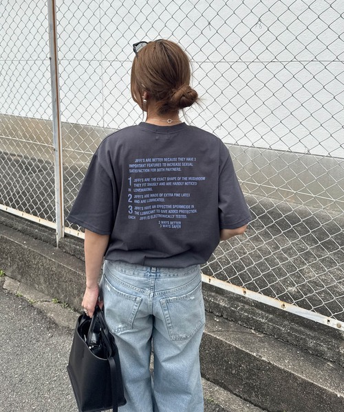 ISOOK(アイスー)の「バックレタリングプリントオーバーTシャツ(chiica select) / レタリング ルーズ丈 ビッグシルエット 英字ロゴ(Tシャツ/カットソー・レディース・チャコール/ホワイト・FREE)」の1枚目の写真