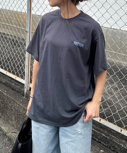 ISOOK(アイスー)の「バックレタリングプリントオーバーTシャツ(chiica select) / レタリング ルーズ丈 ビッグシルエット 英字ロゴ(Tシャツ/カットソー・レディース・チャコール/ホワイト・FREE)」の3枚目の写真