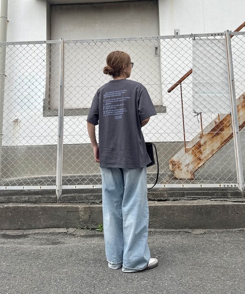 ISOOK(アイスー)の「バックレタリングプリントオーバーTシャツ(chiica select) / レタリング ルーズ丈 ビッグシルエット 英字ロゴ(Tシャツ/カットソー・レディース・チャコール/ホワイト・FREE)」の4枚目の写真