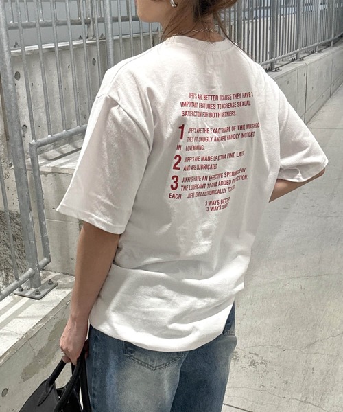 ISOOK(アイスー)の「バックレタリングプリントオーバーTシャツ(chiica select) / レタリング ルーズ丈 ビッグシルエット 英字ロゴ(Tシャツ/カットソー・レディース・チャコール/ホワイト・FREE)」の6枚目の写真