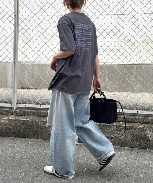 ISOOK(アイスー)の「バックレタリングプリントオーバーTシャツ(chiica select) / レタリング ルーズ丈 ビッグシルエット 英字ロゴ(Tシャツ/カットソー・レディース・チャコール/ホワイト・FREE)」の8枚目の写真