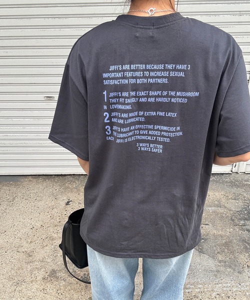 ISOOK(アイスー)の「バックレタリングプリントオーバーTシャツ(chiica select) / レタリング ルーズ丈 ビッグシルエット 英字ロゴ(Tシャツ/カットソー・レディース・チャコール/ホワイト・FREE)」の9枚目の写真