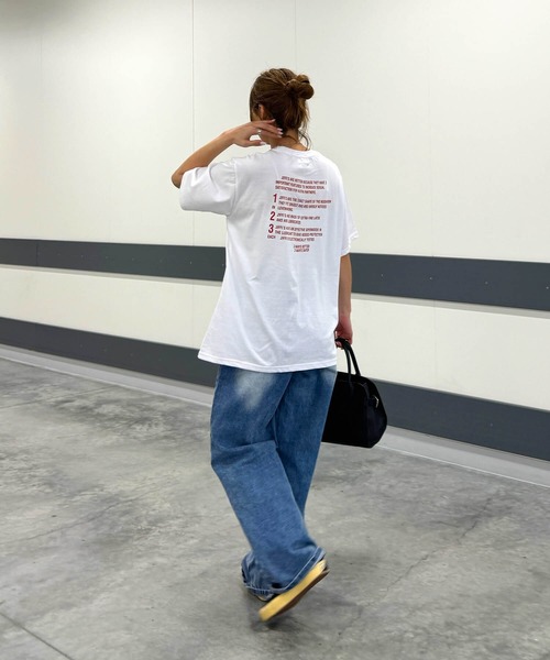 ISOOK(アイスー)の「バックレタリングプリントオーバーTシャツ(chiica select) / レタリング ルーズ丈 ビッグシルエット 英字ロゴ(Tシャツ/カットソー・レディース・チャコール/ホワイト・FREE)」の12枚目の写真