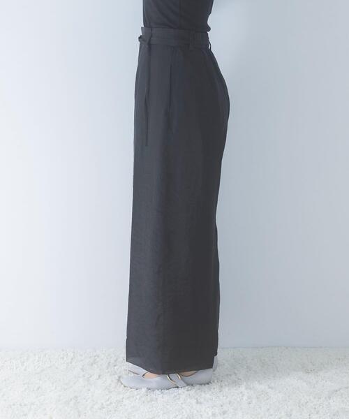 URBAN RESEARCH ROSSO WOMEN(アーバンリサーチ ロッソ)の「ベルテッドシアーパンツ(その他パンツ・レディース・オフホワイト/ブラック・36/38)」の5枚目の写真
