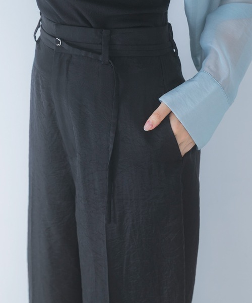 URBAN RESEARCH ROSSO WOMEN(アーバンリサーチ ロッソ)の「ベルテッドシアーパンツ(その他パンツ・レディース・オフホワイト/ブラック・36/38)」の5枚目の写真