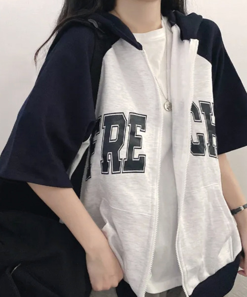 VIVID LADY(ビビッドレディー)の「ラグラン配色 カレッジロゴ 半袖ジップアップパーカー(パーカー・レディース・ネイビー/ワイン/グリーン・FREE)」の2枚目の写真