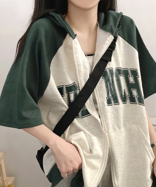 VIVID LADY(ビビッドレディー)の「ラグラン配色 カレッジロゴ 半袖ジップアップパーカー(パーカー・レディース・ネイビー/ワイン/グリーン・FREE)」の4枚目の写真