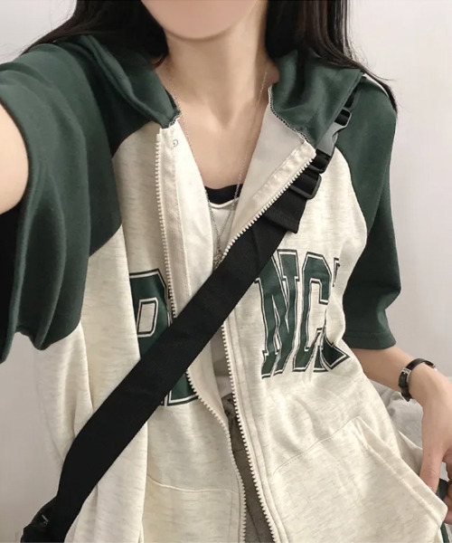 VIVID LADY(ビビッドレディー)の「ラグラン配色 カレッジロゴ 半袖ジップアップパーカー(パーカー・レディース・ネイビー/ワイン/グリーン・FREE)」の6枚目の写真