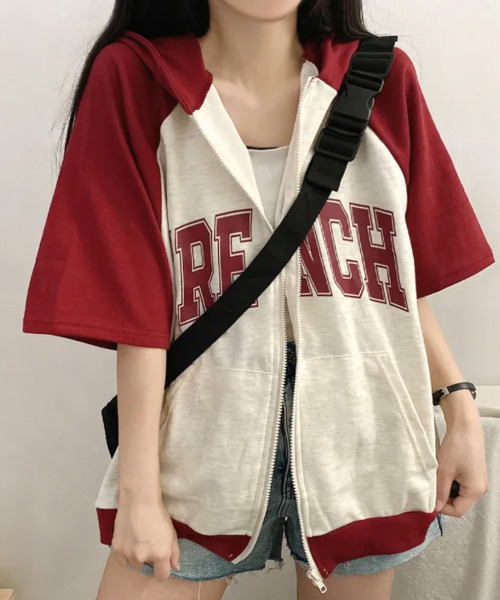 VIVID LADY(ビビッドレディー)の「ラグラン配色 カレッジロゴ 半袖ジップアップパーカー(パーカー・レディース・ネイビー/ワイン/グリーン・FREE)」の8枚目の写真