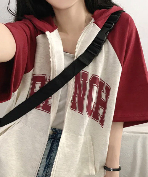 VIVID LADY(ビビッドレディー)の「ラグラン配色 カレッジロゴ 半袖ジップアップパーカー(パーカー・レディース・ネイビー/ワイン/グリーン・FREE)」の13枚目の写真