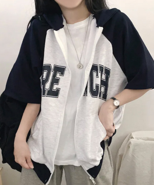 VIVID LADY(ビビッドレディー)の「ラグラン配色 カレッジロゴ 半袖ジップアップパーカー(パーカー・レディース・ネイビー/ワイン/グリーン・FREE)」の15枚目の写真