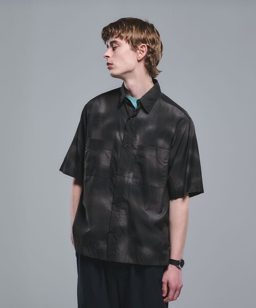 green label relaxing(グリーンレーベルリラクシング)の「<Phospho Graphica>スプラッシュ パターン レギュラーカラー 半袖シャツ(シャツ/ブラウス・メンズ・ライトグレー/ネイビー/ダークグレー・L/S/M)」の3枚目の写真