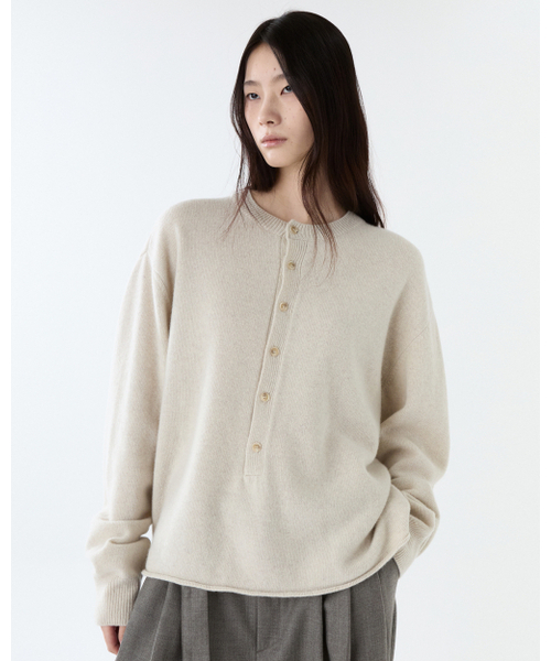 THEENDQUESTION(ジエンドクエスチョン)の「Button half-open knit top / IVORY(ニット/セーター・レディース・その他・1/2)」の2枚目の写真