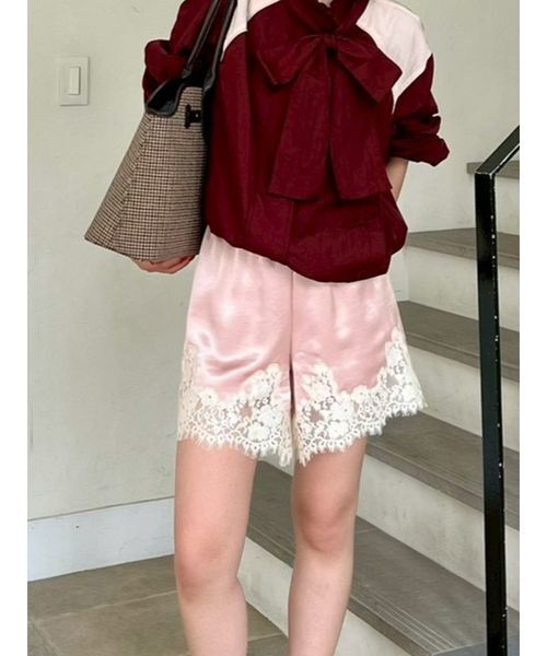 LILY BROWN(リリーブラウン)の「レーストリムサテンショートパンツ(その他パンツ・レディース・ピンク/ネイビー/アイボリー・F)」の1枚目の写真