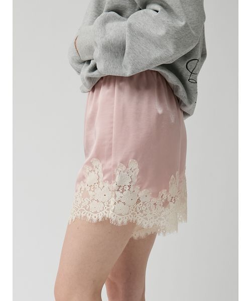 LILY BROWN(リリーブラウン)の「レーストリムサテンショートパンツ(その他パンツ・レディース・ピンク/ネイビー/アイボリー・F)」の15枚目の写真