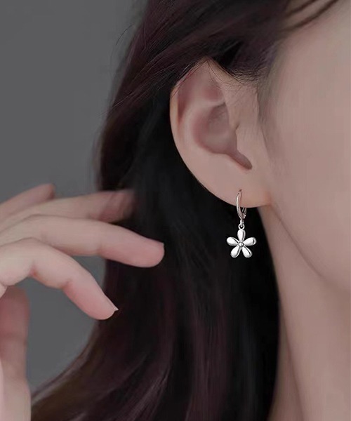 Bz》シルバーフラワーモチーフピアス/両耳用/レディース(T3)（ピアス