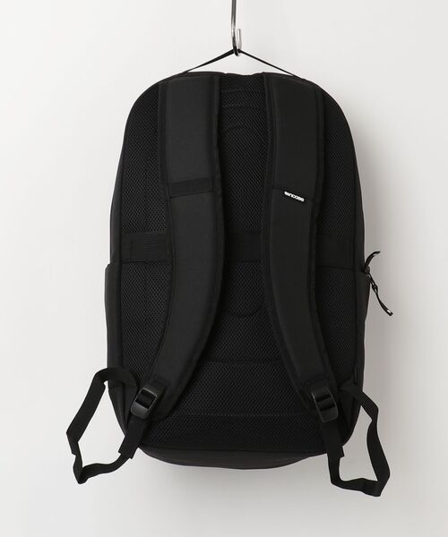 incase(インケース)の「INCO250002-BLK Incase Shift Backpack 25L-Black(バックパック/リュック・メンズ・ブラック・ONE SIZE)」の2枚目の写真
