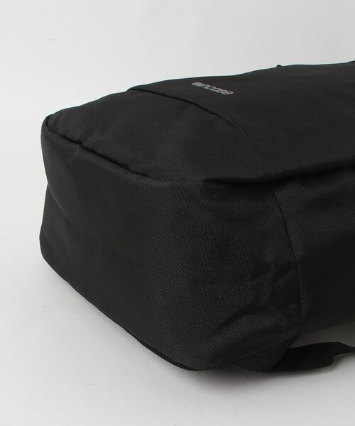 incase(インケース)の「INCO250002-BLK Incase Shift Backpack 25L-Black(バックパック/リュック・メンズ・ブラック・ONE SIZE)」の3枚目の写真