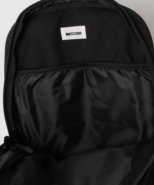 incase(インケース)の「INCO250002-BLK Incase Shift Backpack 25L-Black(バックパック/リュック・メンズ・ブラック・ONE SIZE)」の4枚目の写真