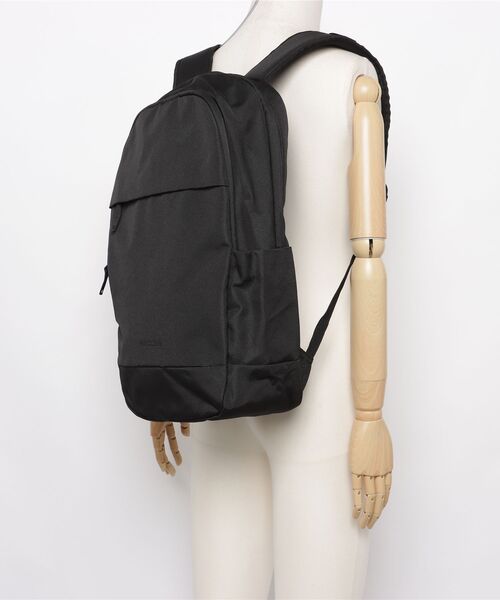 incase(インケース)の「INCO250002-BLK Incase Shift Backpack 25L-Black(バックパック/リュック・メンズ・ブラック・ONE SIZE)」の5枚目の写真