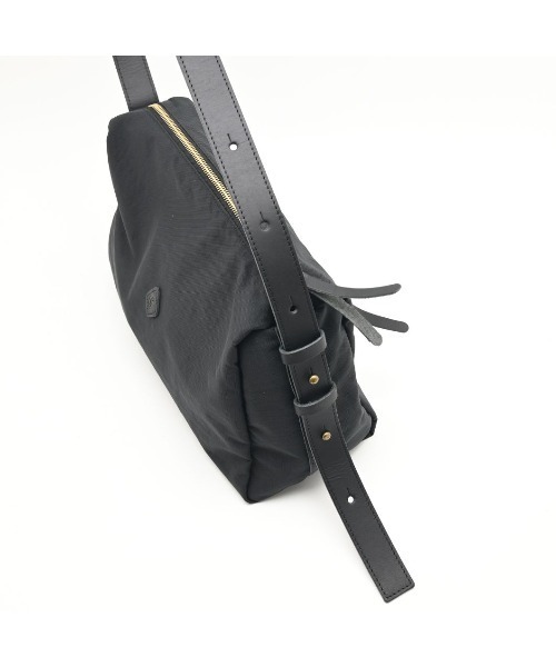 CLEDRAN(クレドラン)の「【軽量ナイロン×牛革】CL4025 LALI SQUARE HALF SHOULDER(ショルダーバッグ・レディース・ベージュ/ブラック/ブルーグレー・FREE)」の9枚目の写真
