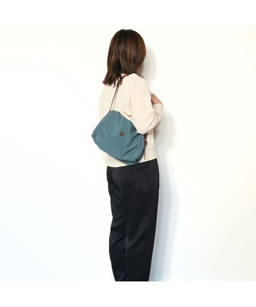 CLEDRAN(クレドラン)の「【軽量ナイロン×牛革】CL4025 LALI SQUARE HALF SHOULDER(ショルダーバッグ・レディース・ベージュ/ブラック/ブルーグレー・FREE)」の14枚目の写真