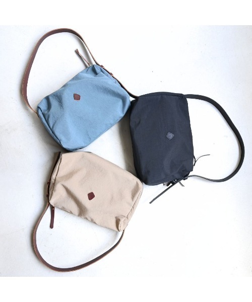 CLEDRAN(クレドラン)の「【軽量ナイロン×牛革】CL4025 LALI SQUARE HALF SHOULDER(ショルダーバッグ・レディース・ベージュ/ブラック/ブルーグレー・FREE)」の15枚目の写真