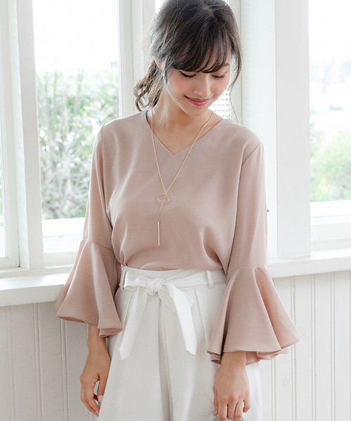 Color(カラー)の「Vネックラッフルスリーブブラウス(シャツ/ブラウス・レディース・ネイビー/ベビーピンク/グレー/ブラック/ベージュ/ホワイト・MEDIUM/SMALL)」の6枚目の写真