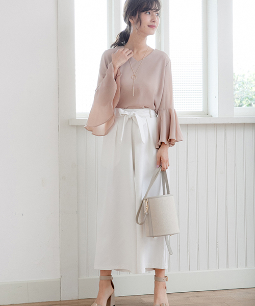 Color(カラー)の「Vネックラッフルスリーブブラウス(シャツ/ブラウス・レディース・ネイビー/ベビーピンク/グレー/ブラック/ベージュ/ホワイト・MEDIUM/SMALL)」の17枚目の写真