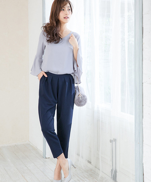 Color(カラー)の「Vネックラッフルスリーブブラウス(シャツ/ブラウス・レディース・ネイビー/ベビーピンク/グレー/ブラック/ベージュ/ホワイト・MEDIUM/SMALL)」の16枚目の写真