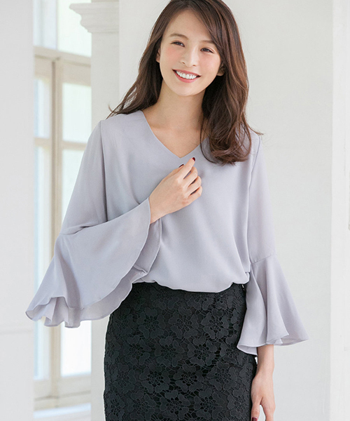 Color(カラー)の「Vネックラッフルスリーブブラウス(シャツ/ブラウス・レディース・ネイビー/ベビーピンク/グレー/ブラック/ベージュ/ホワイト・MEDIUM/SMALL)」の9枚目の写真