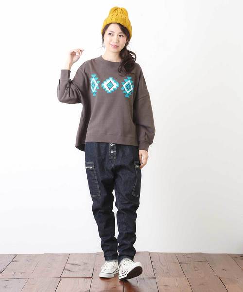 CUBE SUGAR(キューブシュガー)の「30/10裏毛サガラ刺繍ビッグクルー(スウェット・レディース・ホワイト/カーキ/チャコール・M)」の5枚目の写真