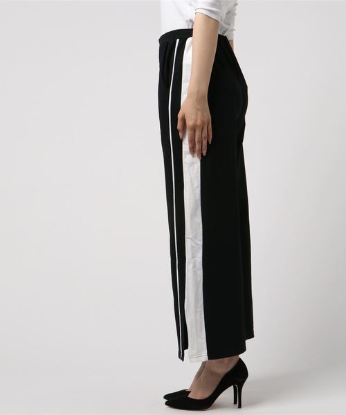 FILA（フィラ）の「＜ＦＩＬＡ＞サイドライン裏毛ワイドパンツ（その他パンツ・レディース・ブラック・MEDIUM/LARGE/X-LARGE）」の2枚目の写真