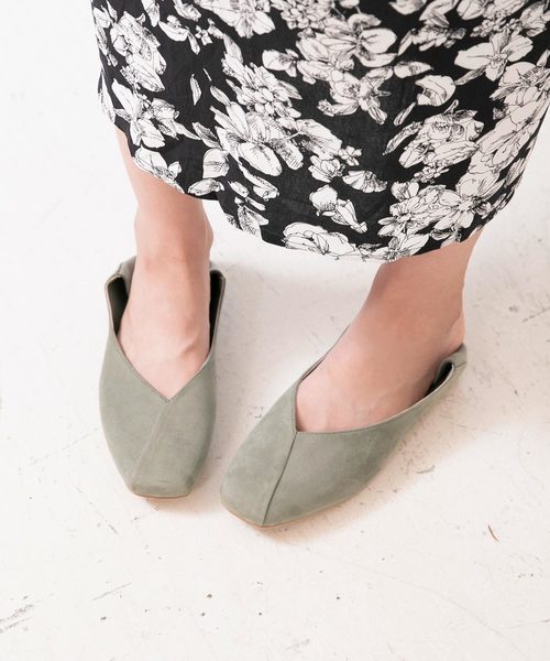 KOBE LETTUCE(コウベレタス)の「スクエアトゥバブーシュ(その他シューズ・レディース・ブラック/ゴールド/ライトカーキ/アイボリー・LL/S/M/L)」の1枚目の写真