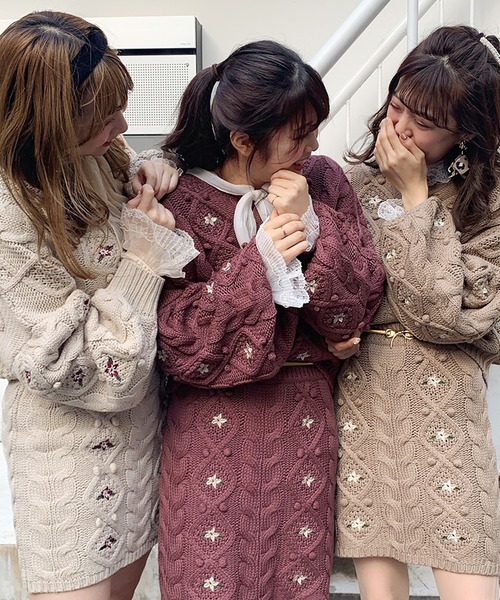 apres jour(アプレジュール)の「【2周年記念アイテム】ぽんぽん花刺繍ニット【ZOZOTOWN限定アイテム】(ニット/セーター・レディース・モカ/スモークピンク/ライトベージュ・フリー)」の3枚目の写真