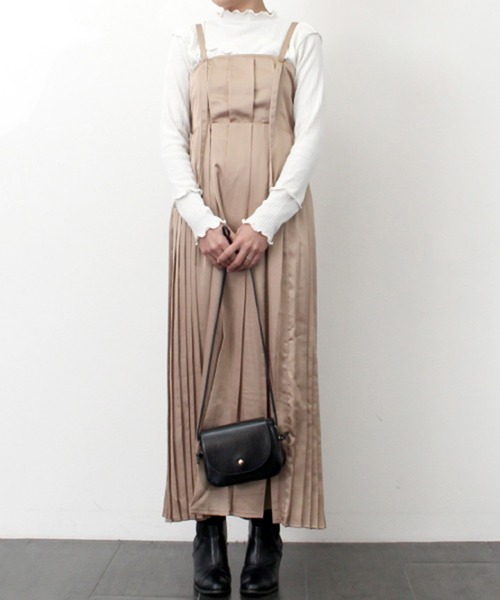 STYLEBLOCK（スタイルブロック）の「サテンサイドプリーツキャミソールワンピース（ワンピース・レディース・ライトベージュ/ミント/ベージュ/ブラック・M）」の3枚目の写真