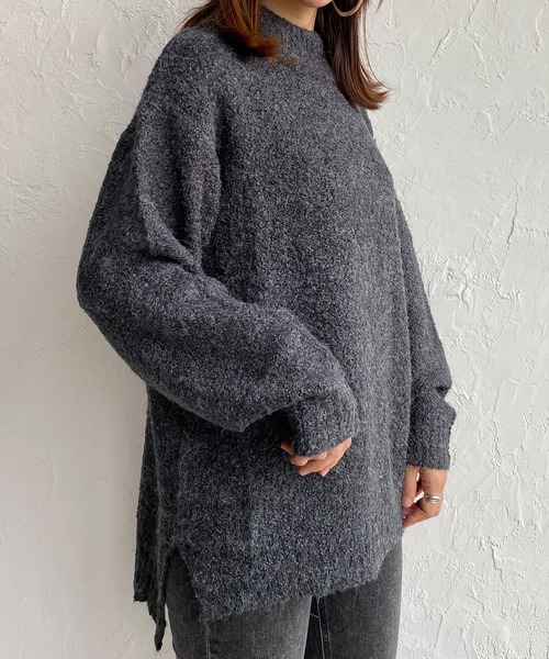 She's Closet(シーズクローゼット)の「モックネックサイドスリット入りローゲージニット(ニット/セーター・レディース・オフホワイト/モカ/チャコール/グレー・FREE)」の2枚目の写真