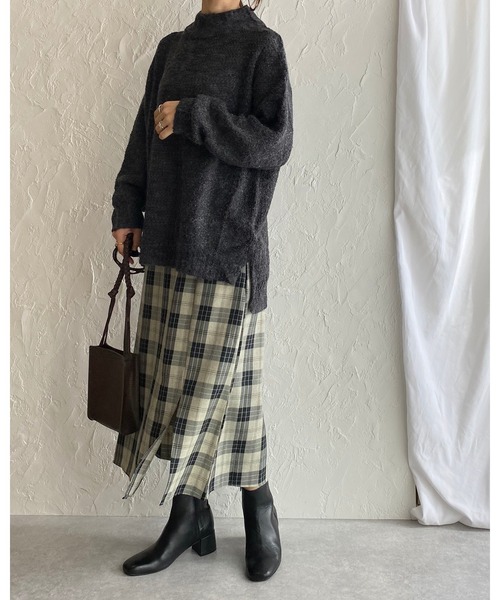 She's Closet(シーズクローゼット)の「モックネックサイドスリット入りローゲージニット(ニット/セーター・レディース・オフホワイト/モカ/チャコール/グレー・FREE)」の9枚目の写真