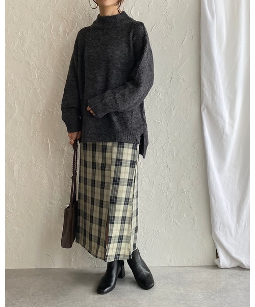She's Closet(シーズクローゼット)の「モックネックサイドスリット入りローゲージニット(ニット/セーター・レディース・オフホワイト/モカ/チャコール/グレー・FREE)」の22枚目の写真
