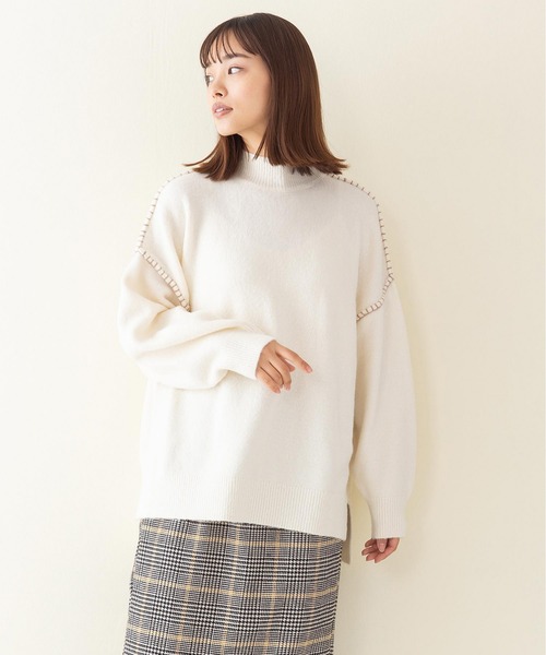 INNOCENT BLUE(イノセントブルー)の「【INNOCENT BLUE/イノセントブルー】ボトルネックステッチプルオーバーニット/セーター モックネック 配色のハンドステッチ(ニット/セーター・レディース・ライトグレー/ブラック/ブラウン/アイボリー・MEDIUM)」の4枚目の写真