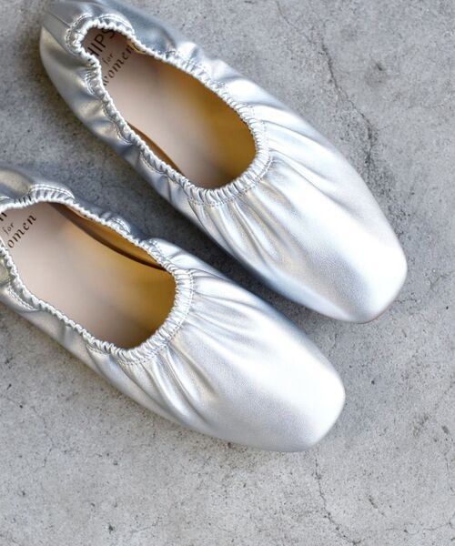 SHIPS（シップス）の「【WEB限定】フェイクレザーギャザーシューズ 22.5~25.5◇（パンプス・レディース・ブラック/オフホワイト/シルバー・80/85/70/60/65/75/55）」の3枚目の写真